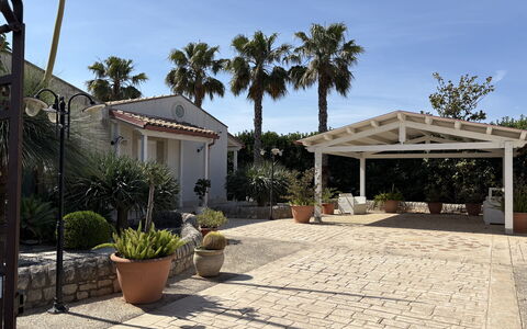 Villa Monaco: Shade, Vaso Di Fiori, Hacienda, Flagstone, Struttura Esterna, Estate, Landscaping, Giardino