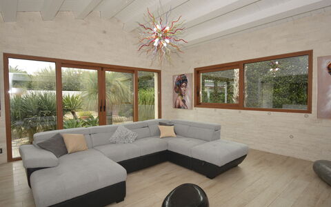 Villa Monaco: Mobilia, Divano, Interior Design, Soggiorno, Pavimentazione, Pavimento, Casa, Appartamento, Tavolino Da Caffè