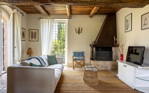 Il Casale al Colle: Mobilia, Interior Design, Pavimentazione, Parete, Divano, Pavimento, Legna, Soggiorno, Camera, Casa