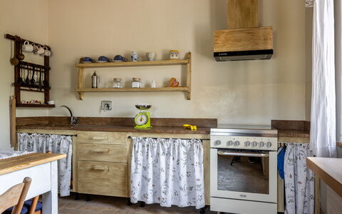 Il Casale al Colle: Interior Design, Mobilia, Legna, Cucina, Pavimentazione, Cabinetry, Camera, Controsoffitto, Pavimento, Casa