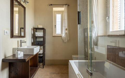 Il Casale al Colle: Bagno, Interior Design, Pavimentazione, Idraulico Fixture, Parete, Pavimento, Lavandino Del Bagno, Lavello, Soffitto, Specchio