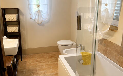 Il Casale al Colle: Bagno, Pavimentazione, Idraulico Fixture, Pavimento, Interior Design, Vasca Da Bagno, Idraulico, Piastrella, Rubinetto, Gabinetto