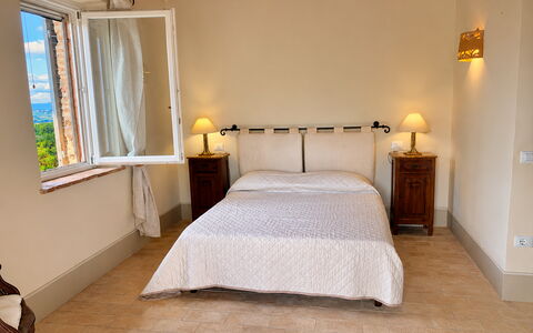 Il Casale al Colle: Letto, Mobilia, Camera Da Letto, Bedding, Lenzuolo, Parete, Interior Design, Pavimento, Pavimentazione, Legna