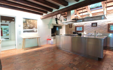 Villa Dorina: Cucina, Interior Design, Controsoffitto, Pavimentazione, Mobilia, Legna, Soffitto, Pavimento, Casa, Lampada