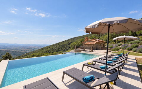 Villa Maddalena alla Guglielmesca: Collina, Piscina, Catena Montuosa, Hill Station, Tempo Libero, Cresta, Ricorrere, Mobili Da Esterno, Vacanza, Villa