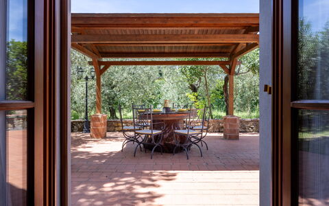 Il Cipresso, Casa Lucia, Cortona: Mobilia, Legna, Sedia, Portico, Tavolo, Soffitto, Pavimentazione, Pavimento, Mobili Da Esterno, Color Legno