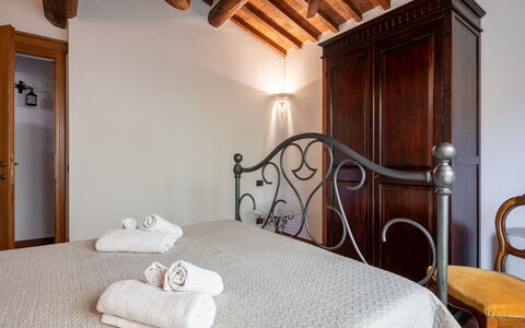Il Cipresso, Casa Martina, Cortona: Parete, Mobilia, Interior Design, Pavimento, Pavimentazione, Camera Da Letto, Porta, Casa, Letto, Soffitto