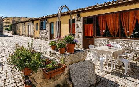 Antica Cascina 191: Parete, Mobilia, Muro ​​Di Pietra, Flagstone, Sedia, Cobblestone