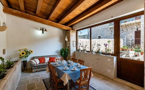 Antica Cascina 191: Parete, Mobilia, Pavimentazione, Interior Design, Pavimento, Vaso Di Fiori, Soffitto, Pianta Della Casa, Sedia, Brick