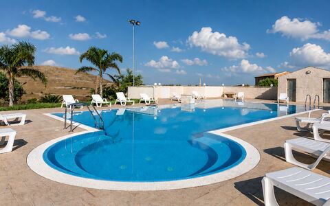 Antica Cascina 191: Piscina, Ricorrere, Materiale Composito, Mobili Da Esterno, Hotel, Centro Ricreativo, Lettino, Sedia, Eco Hotel, Ombrello