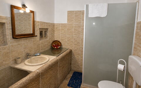 Antica Cascina 191: Idraulico Fixture, Parete, Pavimentazione, Lavandino Del Bagno, Bagno, Pavimento, Interior Design, Lavello, Rubinetto, Idraulico