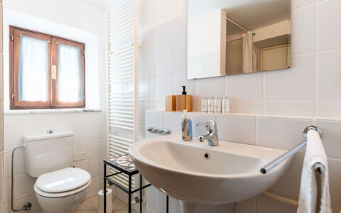 Casetta Pantasina: Bagno, Idraulico Fixture, Interior Design, Pavimentazione, Pavimento, Gabinetto, Lavello, Toilet Seat, Specchio, Idraulico
