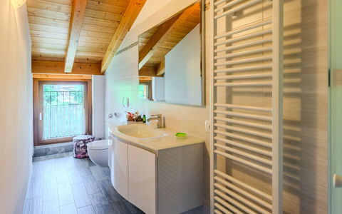 Melissa: Pavimentazione, Interior Design, Idraulico Fixture, Pavimento, Legna, Soffitto, Lavello, Rubinetto, Bagno, Idraulico