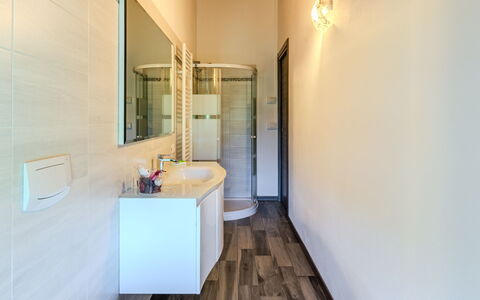 Melissa: Pavimentazione, Pavimento, Interior Design, Soffitto, Illuminazione, Camera, Idraulico Fixture, Idraulico, Bagno, Rubinetto