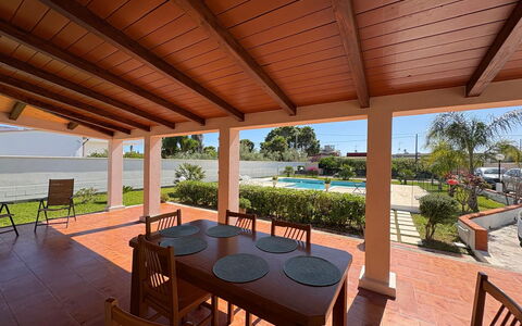Villa Gloria: Pavimentazione, Legna, Pavimento, Mobilia, Color Legno, Shade, Ricorrere, Soffitto, Struttura Esterna, Portico
