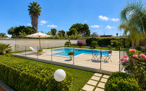 Villa Gloria: Piscina, Ricorrere, Giardino, Mobili Da Esterno, Materiale Composito, Giochi D'Acqua, Eco Hotel, Landscaping, Shade