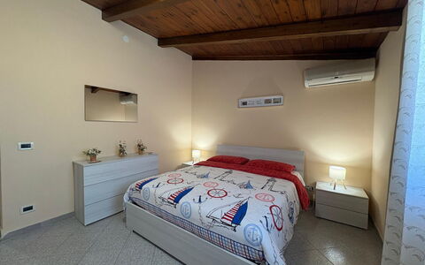 Villa Gloria: Letto, Camera Da Letto, Interior Design, Lenzuolo, Mobilia, Bedding, Pavimento, Pavimentazione, Legna, Soffitto