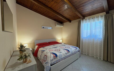 Villa Gloria: Letto, Interior Design, Mobilia, Camera Da Letto, Pavimento, Pavimentazione, Camera, Legna, Soffitto, Lenzuolo