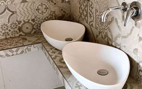 Villa Gloria: Pavimentazione, Lavandino Del Bagno, Idraulico Fixture, Interior Design, Bagno, Pavimento, Lavello, Piastrella, Idraulico, Porcellana