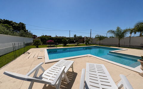 Villa Gloria: Piscina, Pavimento, Materiale Composito, Ricorrere, Shade, Landscaping, Design, Hotel, Piastrella, Terme