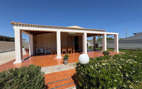 Villa Gloria: Tetto, Casa, Porta, Shade, Colonna, Struttura Esterna, Estate, Terrazza, Calcestruzzo, Portico