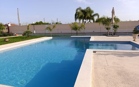 Villa Gloria: Piscina, Blu, Acqua, Ricorrere, Materiale Composito, Giochi D'Acqua, Piastrella, Shade, Eco Hotel