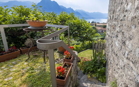 Casa Torre Il Castello: Mobilia, Cucina & Sala Da Pranzo Tavolo, Sedia, Pavimento, Mare, Balcone, Oceano, Ricorrere, Eco Hotel, Sala Da Pranzo