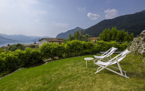 Casa Torre Il Castello: Mobilia, Cucina & Sala Da Pranzo Tavolo, Sedia, Pavimento, Mare, Balcone, Oceano, Ricorrere, Eco Hotel, Sala Da Pranzo