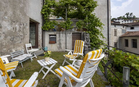 Casa Torre Il Castello: Mobilia, Cucina & Sala Da Pranzo Tavolo, Sedia, Pavimento, Mare, Balcone, Oceano, Ricorrere, Eco Hotel, Sala Da Pranzo