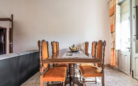Villetta Luisa: Mobilia, Cucina & Sala Da Pranzo Tavolo, Sedia, Pavimento, Mare, Balcone, Oceano, Ricorrere, Eco Hotel, Sala Da Pranzo