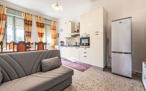 Villetta Luisa: Mobilia, Cucina & Sala Da Pranzo Tavolo, Sedia, Pavimento, Mare, Balcone, Oceano, Ricorrere, Eco Hotel, Sala Da Pranzo