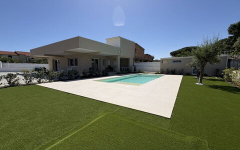 Villa Marzia - Augusta: Prato, Giardino, Erba Sintetica, Estate, Cortile, Landscaping, Backyard, Shade, Villa, Cortile