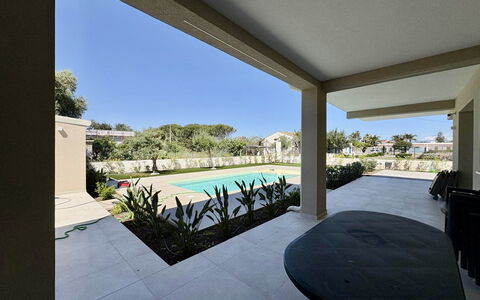 Villa Marzia - Augusta: Architettura, Zona Residenziale, Casa, Materiale Composito, Estate, Calcestruzzo, Shade, Giardino, Flagstone, Landscaping