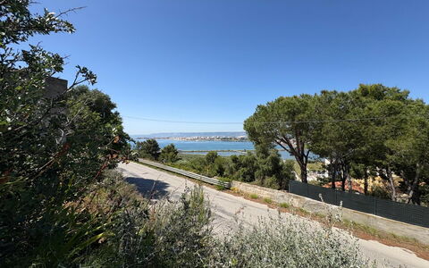 Villa Marzia - Augusta: Cielo, Blu, Albero, Foglia, Vegetazione, Arbusto, Strada Transitabile, Costa, Recinzione