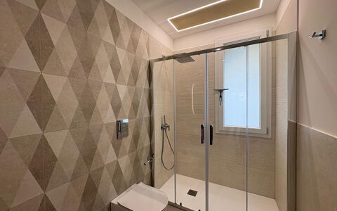 Villa Marzia - Augusta: Pavimentazione, Pavimento, Parete, Interior Design, Legna, Soffitto, Idraulico Fixture, Piastrella, Bagno, Marrone