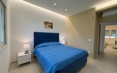 Villa Marzia - Augusta: Mobilia, Letto, Interior Design, Pavimentazione, Pavimento, Camera Da Letto, Legna, Soffitto, Camera, Illuminazione