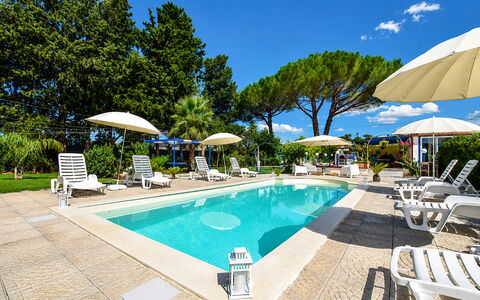 Villa Didymos: Ricorrere, Piscina, Ombrello, Giardino, Shade, Lettino, Landscaping, Eco Hotel, Resort Citta ', Mobili Da Esterno
