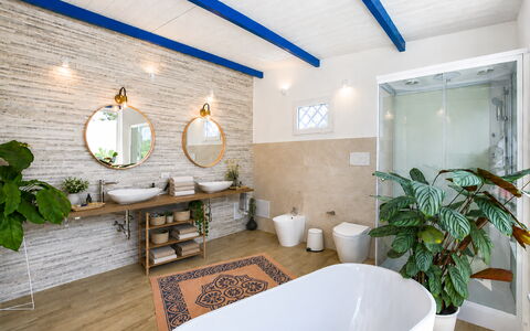 Villa Didymos: Parete, Interior Design, Idraulico Fixture, Lavandino Del Bagno, Bagno, Pavimentazione, Rubinetto, Illuminazione, Lavello, Soffitto