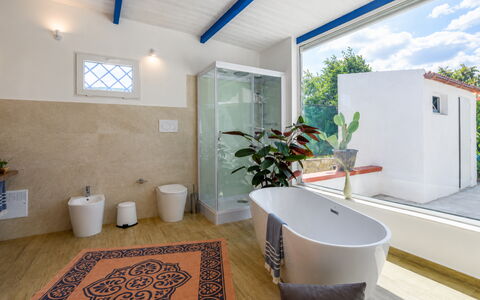 Villa Didymos: Pavimentazione, Idraulico Fixture, Interior Design, Pavimento, Bagno, Rubinetto, Soffitto, Vasca Da Bagno, Idraulico, Lavello