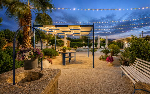 Villa Didymos: Giardino, Vaso Di Fiori, Shade, Landscaping, Cortile, Mobili Da Esterno, Eco Hotel, Cortile, Struttura Esterna, Pergola