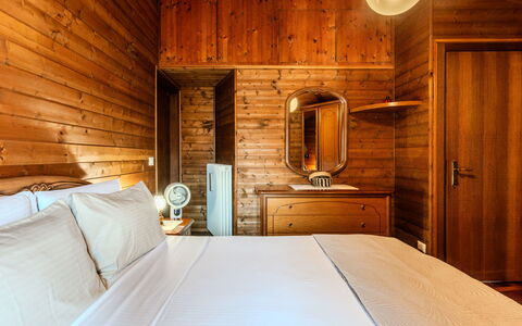 Casa Gloria: Legna, Interior Design, Soffitto, Pavimentazione, Pavimento, Illuminazione, Mobilia, Camera Da Letto, Letto, Lampada