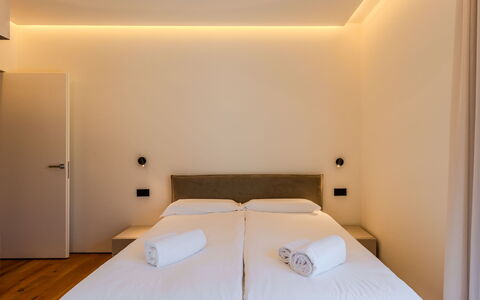 Aura: Interior Design, Soffitto, Pavimento, Pavimentazione, Camera, Illuminazione, Camera Da Letto, Letto, Telaio Del Letto, Appartamento