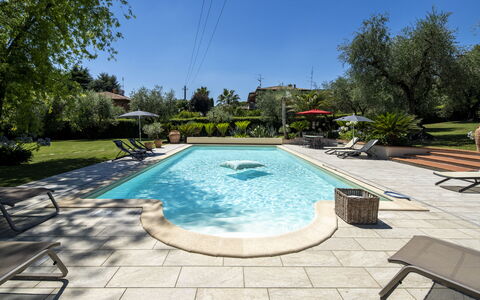 Villa El Perlè, Padenghe sul Garda: Piscina, Ricorrere, Giardino, Eco Hotel, Shade, Hacienda, Landscaping, Mobili Da Esterno, Giochi D'Acqua, Estate