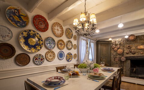 Villa El Perlè, Padenghe sul Garda: Mobilia, Interior Design, Soffitto, Tavolo, Tavola, Sala Da Pranzo, Porcellana, Illuminazione, Lampada, Serveware
