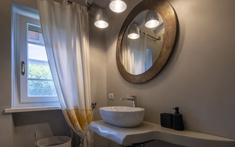 Villa El Perlè, Padenghe sul Garda: Interior Design, Pavimentazione, Illuminazione, Pavimento, Casa, Idraulico Fixture, Lampada, Camera, Specchio, Bagno