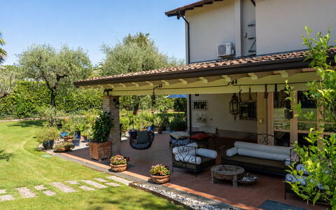 Villa El Perlè, Padenghe sul Garda: Mobilia, Giardino, Casa, Vaso Di Fiori, Portico, Struttura Esterna, Shade, Backyard, Estate