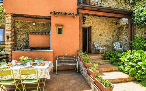Domus Marsicana: Interior Design, Mobilia, Legna, Pavimentazione, Soffitto, Pavimento, Camera, Illuminazione, Appartamento, Tavolo