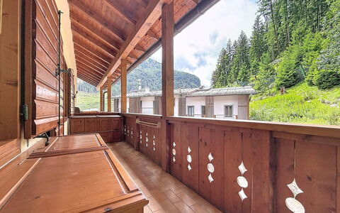 Anny: Catena Montuosa, Balcone, Paesino Di Montagna