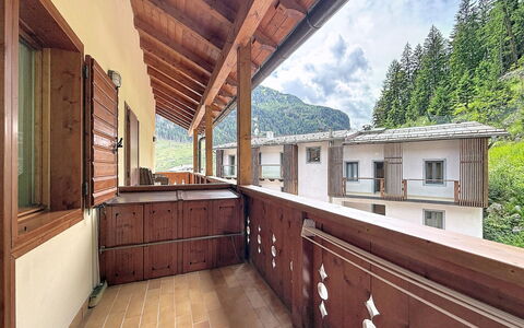 Anny: Catena Montuosa, Balcone, Paesino Di Montagna