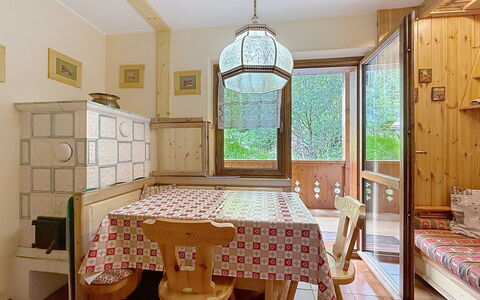 Anny: Catena Montuosa, Balcone, Paesino Di Montagna